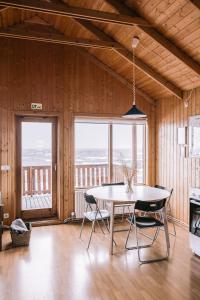 una sala da pranzo con tavolo e 2 sedie di Hlíd Cottages a Myvatn