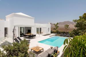 une image d'une villa avec une piscine dans l'établissement SUNRISE by Buenavilla, à Playa Blanca