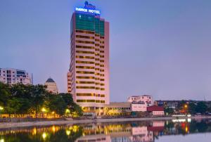 un edificio alto con un cartel encima en Hanoi Hotel, en Hanói