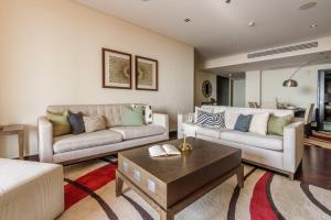 杜拜的住宿－GuestReady - Slice of Luxury in Palm Jumeirah，客厅配有两张沙发和一张咖啡桌