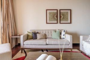 杜拜的住宿－GuestReady - Slice of Luxury in Palm Jumeirah，客厅配有带枕头的沙发