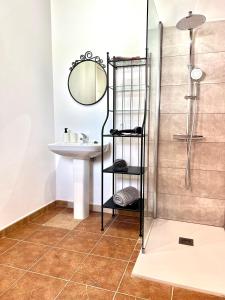 y baño con ducha y lavamanos. en El Alegato Casa de Invitados en Antigua
