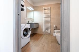 La salle de bains est pourvue d'un lave-linge et de toilettes. dans l'établissement Appartamenti Giotto, à Sesto al Reghena