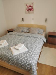um quarto com uma cama com duas toalhas em Guest House Domig em Ličko Lešće