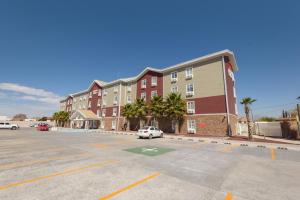 un estacionamiento frente a un gran edificio en Extended Suites Coatzacoalcos Forum, en Coatzacoalcos