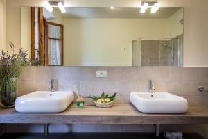 baño con 2 lavabos y espejo grande en Villa S.Andrea en San Casciano in Val di Pesa