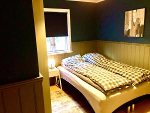 - une petite chambre avec un lit et une fenêtre dans l'établissement Flemsøy, à Ålesund