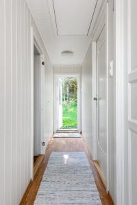 an empty hallway with a door and a rug at Flemsøy in Ålesund