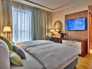 Postel nebo postele na pokoji v ubytování EST Grand Hotel Savoy