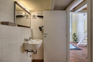 een badkamer met een wastafel en een spiegel bij [Old Town] Lake Como - Sweet Apartment in Como