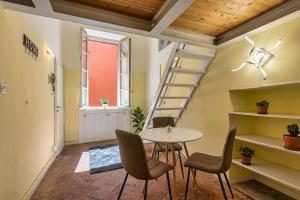 een kamer met een tafel en stoelen en een trap bij [Old Town] Lake Como - Sweet Apartment in Como
