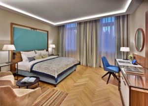 Postel nebo postele na pokoji v ubytování EST Grand Hotel Savoy