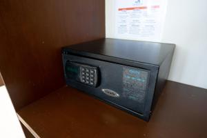 Un four micro-ondes est installé au-dessus d'une table. dans l'établissement Costa Club Punta Arena - Todo Incluido, à Puerto Vallarta