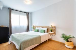 マラガにあるFerrandizのベッドルーム1室(緑の枕が付くベッド1台、窓付)