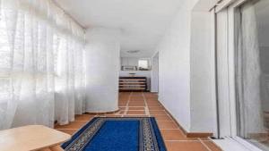 Kuchnia lub aneks kuchenny w obiekcie 797 HOLIDAY RENTALS - Piso para 4 con amplia terraza al jardin y al mar