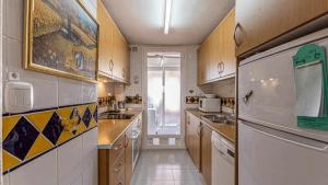 Kuchnia lub aneks kuchenny w obiekcie 797 HOLIDAY RENTALS - Piso para 4 con amplia terraza al jardin y al mar