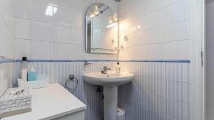 Łazienka w obiekcie 797 HOLIDAY RENTALS - Piso para 4 con amplia terraza al jardin y al mar