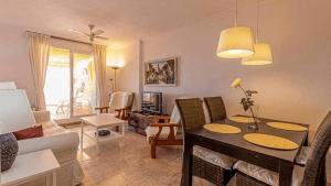 salon ze stołem i salonem z kanapą w obiekcie 797 HOLIDAY RENTALS - Piso para 4 con amplia terraza al jardin y al mar w mieście Benalmádena