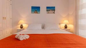 Łóżko lub łóżka w pokoju w obiekcie 797 HOLIDAY RENTALS - Piso para 4 con amplia terraza al jardin y al mar