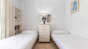 Łóżko lub łóżka w pokoju w obiekcie 797 HOLIDAY RENTALS - Piso para 4 con amplia terraza al jardin y al mar