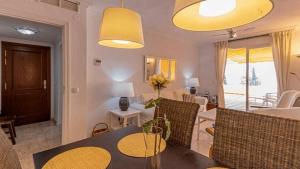Część wypoczynkowa w obiekcie 797 HOLIDAY RENTALS - Piso para 4 con amplia terraza al jardin y al mar