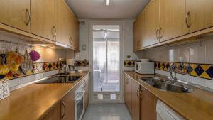 Kuchnia lub aneks kuchenny w obiekcie 797 HOLIDAY RENTALS - Piso para 4 con amplia terraza al jardin y al mar