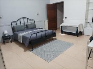 um quarto com uma cama preta e um tapete em B&B Nancy em Nápoles mais 73 fotografias