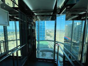 widok z góry szklanego budynku w obiekcie Megafun Lux w mieście Baku