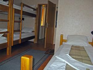 sypialnia z 2 łóżkami piętrowymi i drzwiami do korytarza w obiekcie Vila Livadeto w Trojanie