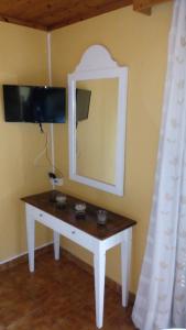 a white dressing table with a mirror on a wall at Precioso apartamento de dos hab. en Calan Bosch in Ciutadella