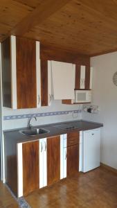 a kitchen with a sink and a microwave at Precioso apartamento de dos hab. en Calan Bosch in Ciutadella