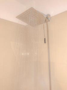 um chuveiro com uma cortina de chuveiro e uma cabeça de chuveiro em Luciana Palermo Soho em Buenos Aires