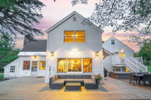 una casa blanca con un patio delante en The Villa - Industrial Farmhouse with Hot Tub, en Dover