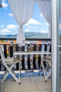 uma mesa e cadeiras numa varanda com vista em Finesi Apartments 2 em Ohrid