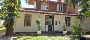 a house with a door and a tree at Casa com natureza in Rio de Janeiro