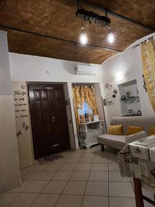 - un salon avec une porte et un canapé dans l'établissement L' anfora Locazione Turistica, à Terni