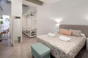 Postel nebo postele na pokoji v ubytování Loft next to calle Betis, best area of Seville-Sevillarooms