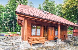 スタビグダにあるBeautiful Home In Stawiguda With 2 Bedrooms And Wifiの小さな木造のキャビン(中庭にベンチ付)