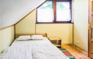 Un dormitorio con una cama con dos almohadas y una ventana. en Beautiful Home In Stawiguda, en Stawiguda 7 fotos más