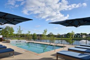 Kolam renang di atau dekat dengan The Inn at Meadowbrook