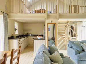 eine Küche und ein Wohnzimmer mit einem Loft in der Unterkunft Meavy Cottage in Totnes