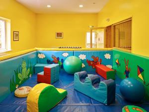 Habitación infantil con sala de juegos y sala de juegos en Meavy Cottage en Totnes