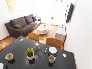 uma sala de estar com uma mesa e um sofá em Apartamento cerra playa em Gijón