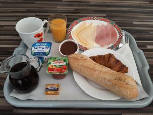 ein Tablett mit einem Teller mit Brot und Kaffee in der Unterkunft Cyrnea B&B - Adults only in Porto-Vecchio