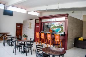 restauracja ze stołami i krzesłami w pokoju w obiekcie Hotel Agualcas w mieście Managua