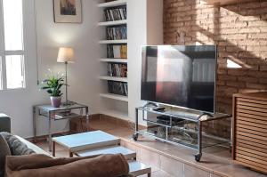 Televízia a/alebo spoločenská miestnosť v ubytovaní Enjoy Apartment 4 pax at Ruzafa with sunny terrace