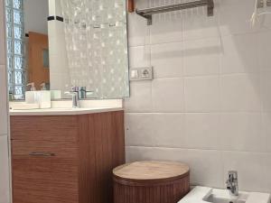 Kúpeľňa v ubytovaní Enjoy Apartment 4 pax at Ruzafa with sunny terrace