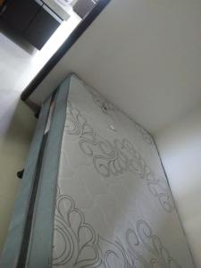 uma cama no canto de um quarto em Winterville Gravata Flat Residence em Gravatá