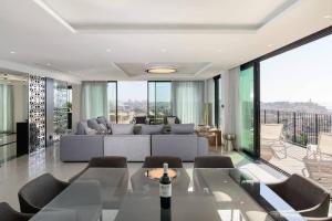 uma sala de estar com um sofá e uma mesa em American Colony - 300 sqm Sea View by HolyGuest em Tel Aviv