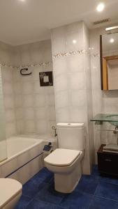 uma casa de banho com um WC, uma banheira e um lavatório. em Apartamento Calle Turco 13 em Zaragoza